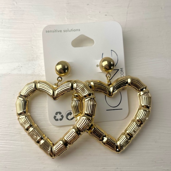 Icing Sensitive Solutions Gold Ribbed Heart Drop Stud Earrings - Picture 7 of 8